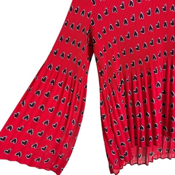 Rose & Olive Heart Print Bell Sleeve Pleated Blouse Size Small Red Black - Picture 4 of 7